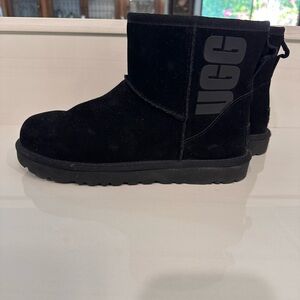 UGG Mini Rubber Logo EUC